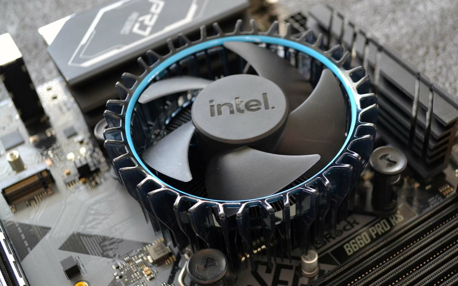 Intel Laminar RM1 stock cooler review surprisingly competent Club386