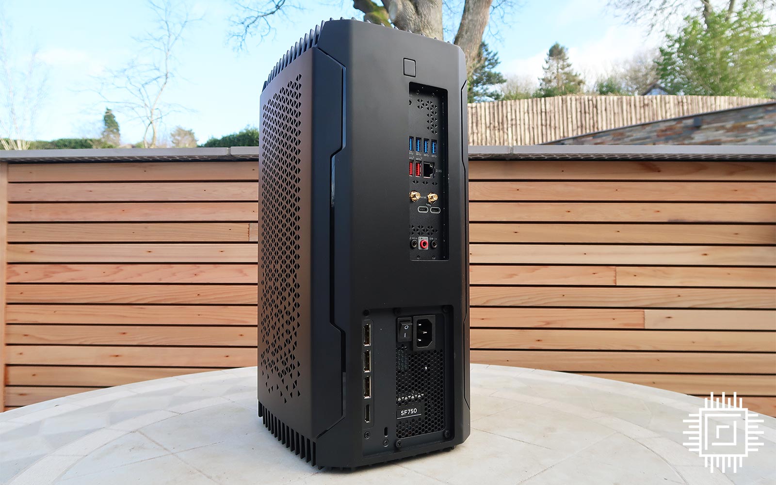 Corsair One i300 - Rear I/O