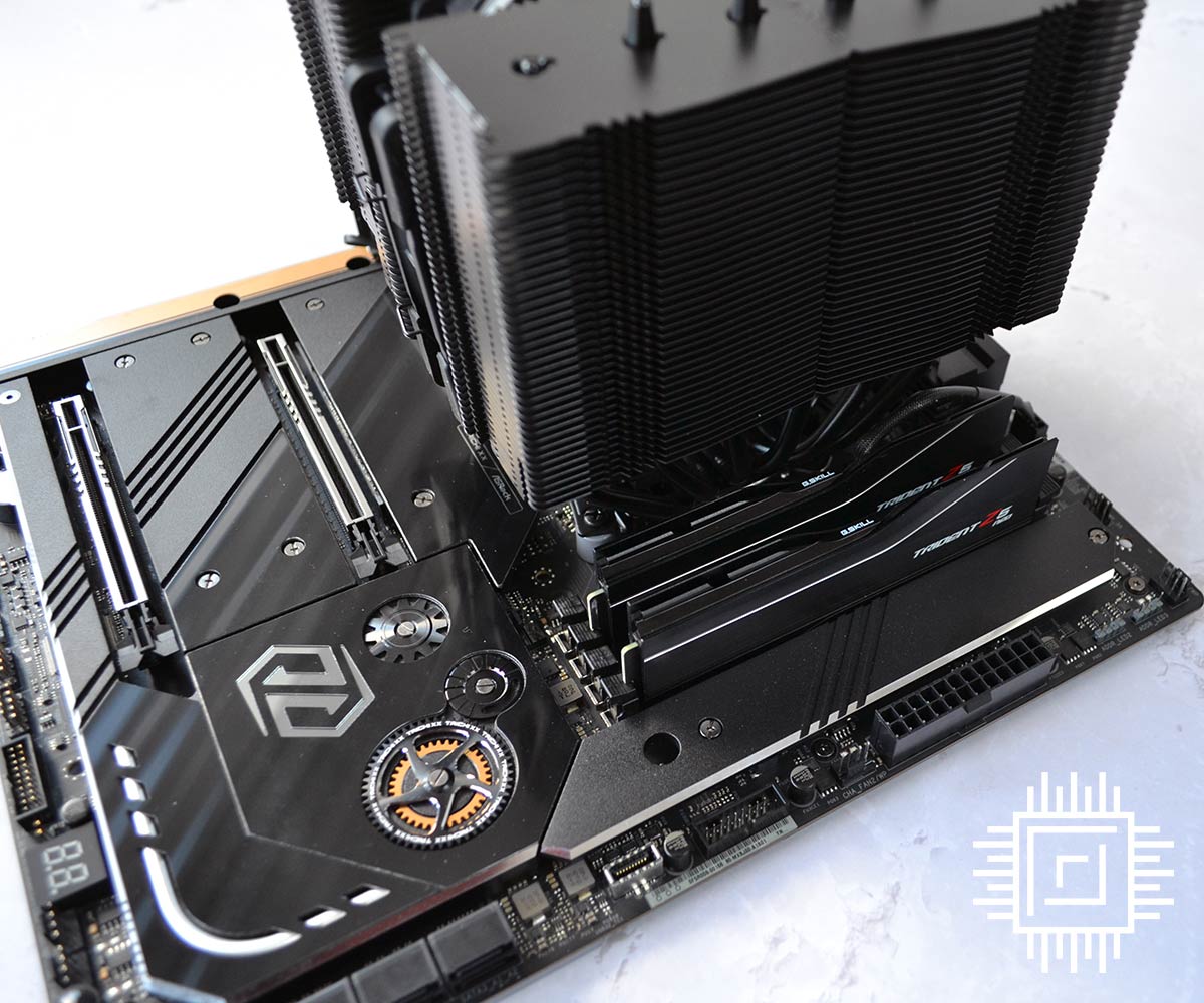 ASRock Z670E Taichi memory slots.