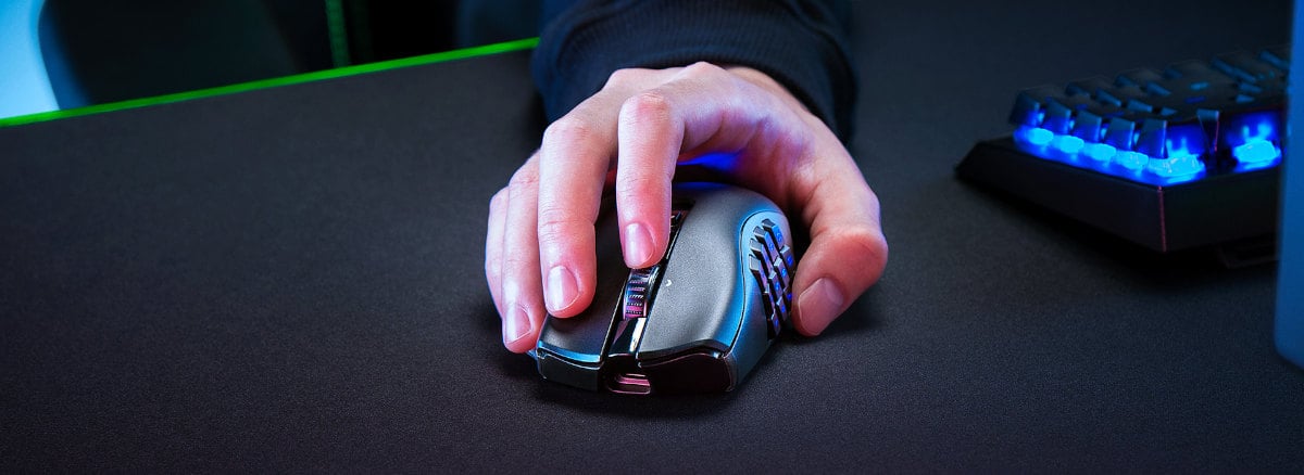 Razer Naga V2 desktop front view