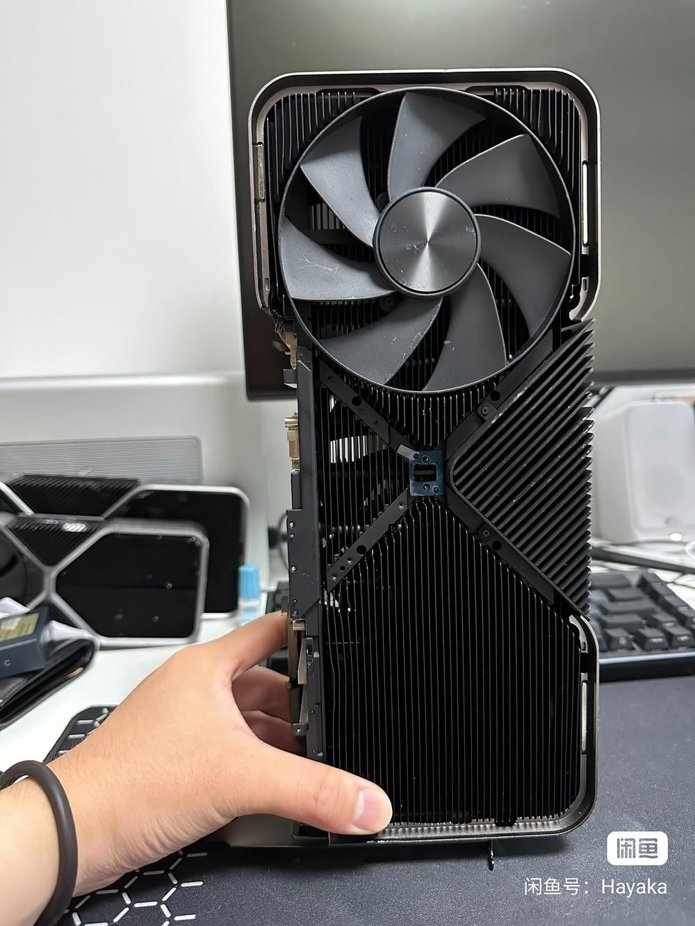vallad lonerコラボ サーマル ロンT Is this a massive GeForce RTX 4090 Ti with a quad-slot