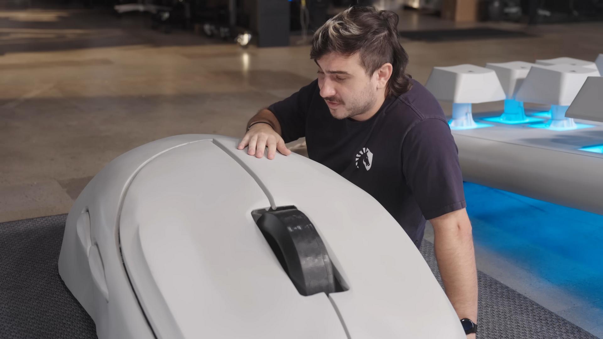 Alienware makes a gaming keyboard and mouse too big for Hulk Club386