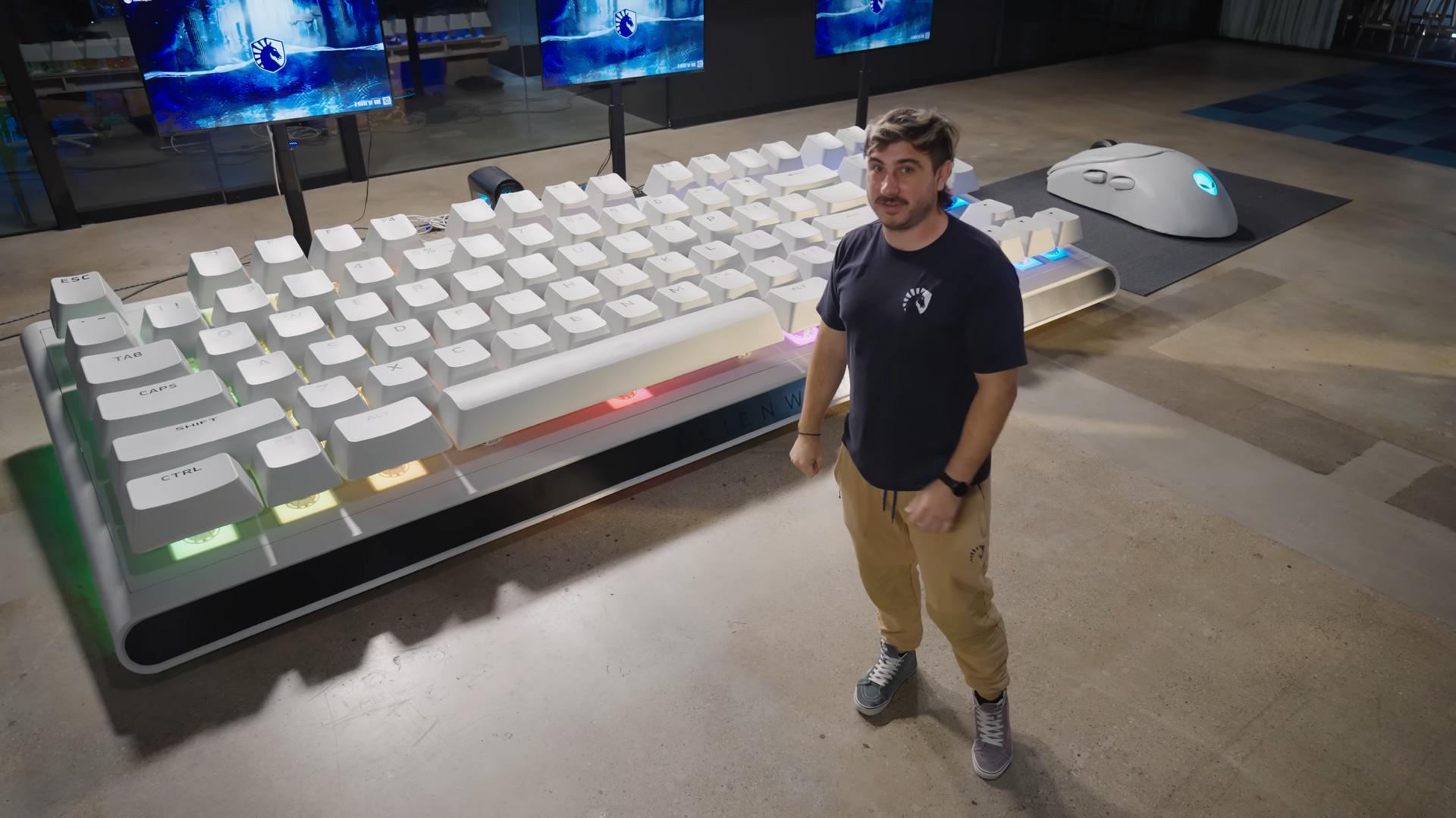 alienware-makes-a-gaming-keyboard-and-mouse-too-big-for-hulk-club386