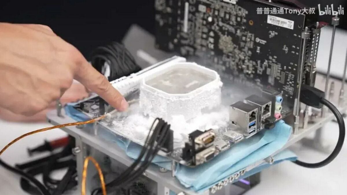 Loongson 3A6000 CPU cooled with liquid nitrogen.