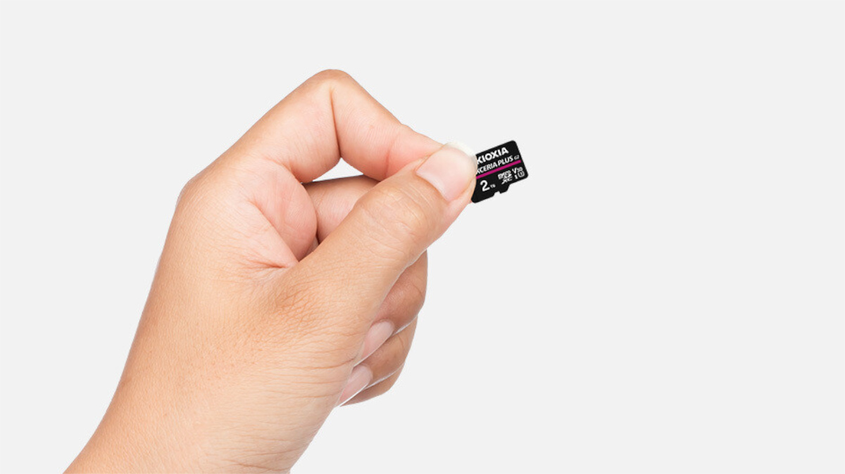 A visual reminder of how tiny the Kioxia Exceria Plus G2 microSDXC actually is when compared to a human hand.