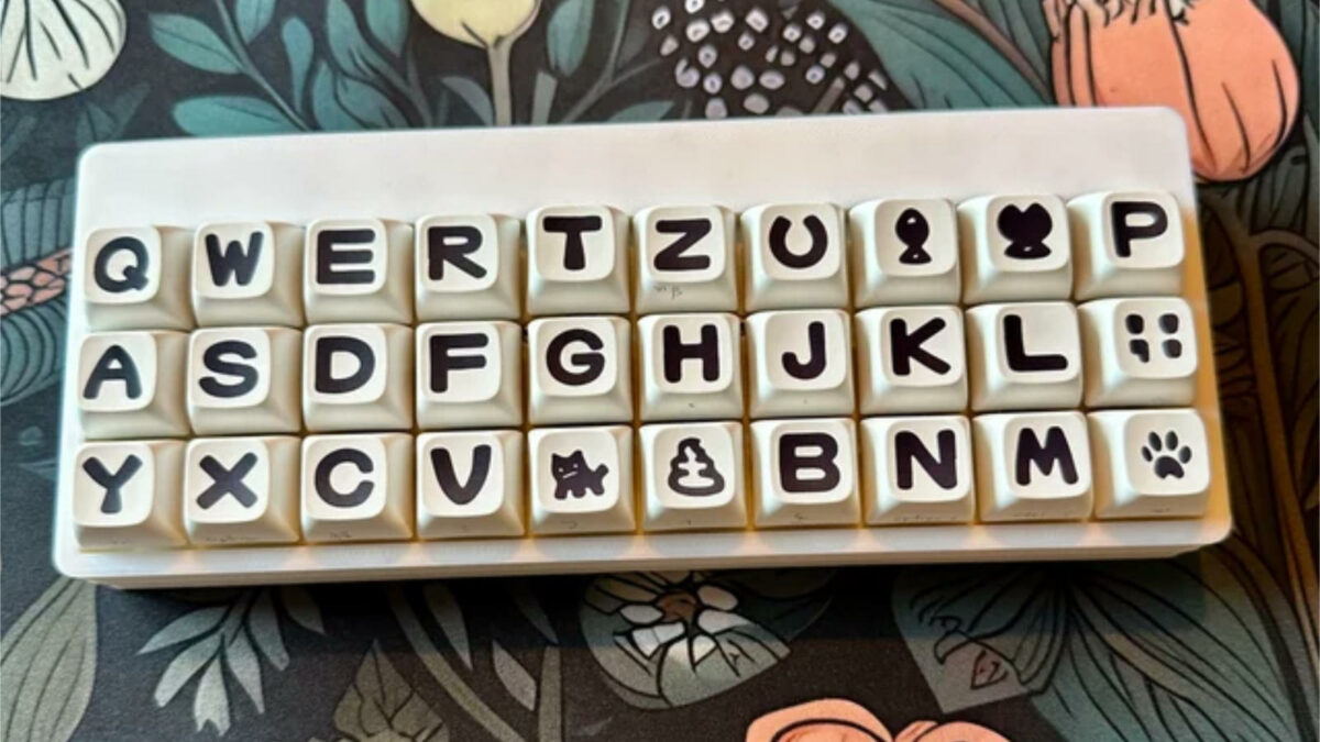 A 30-key custom keyboard in QWERTZ layout. 