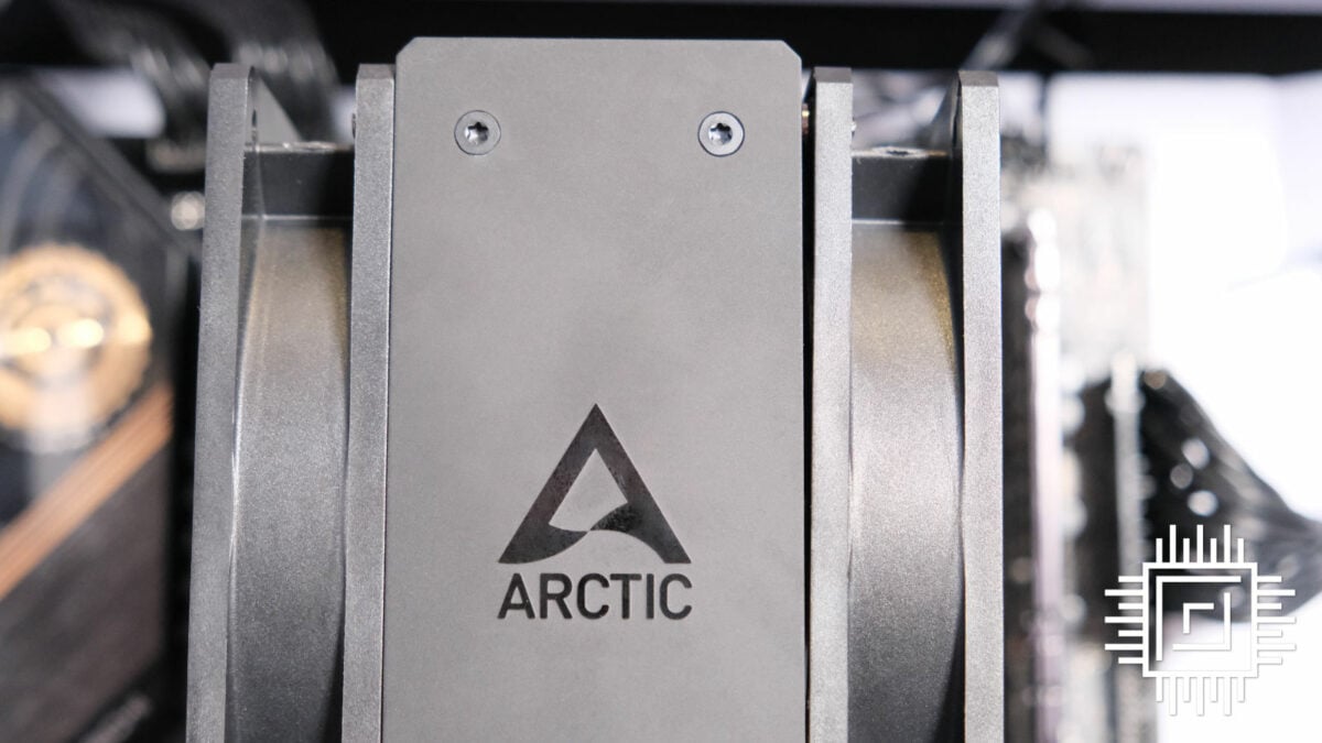 Arctic Freezer 36's broken clip leaves a gap between the air cooler and fan.