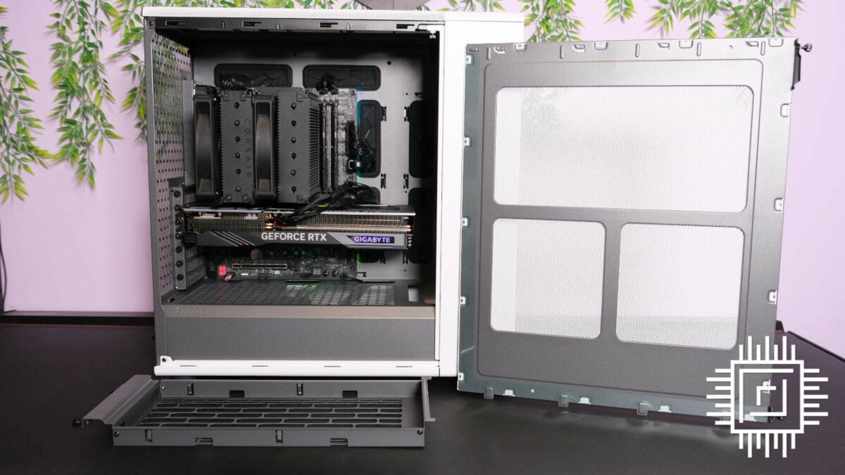 Fractal Design North XL side panel removed.