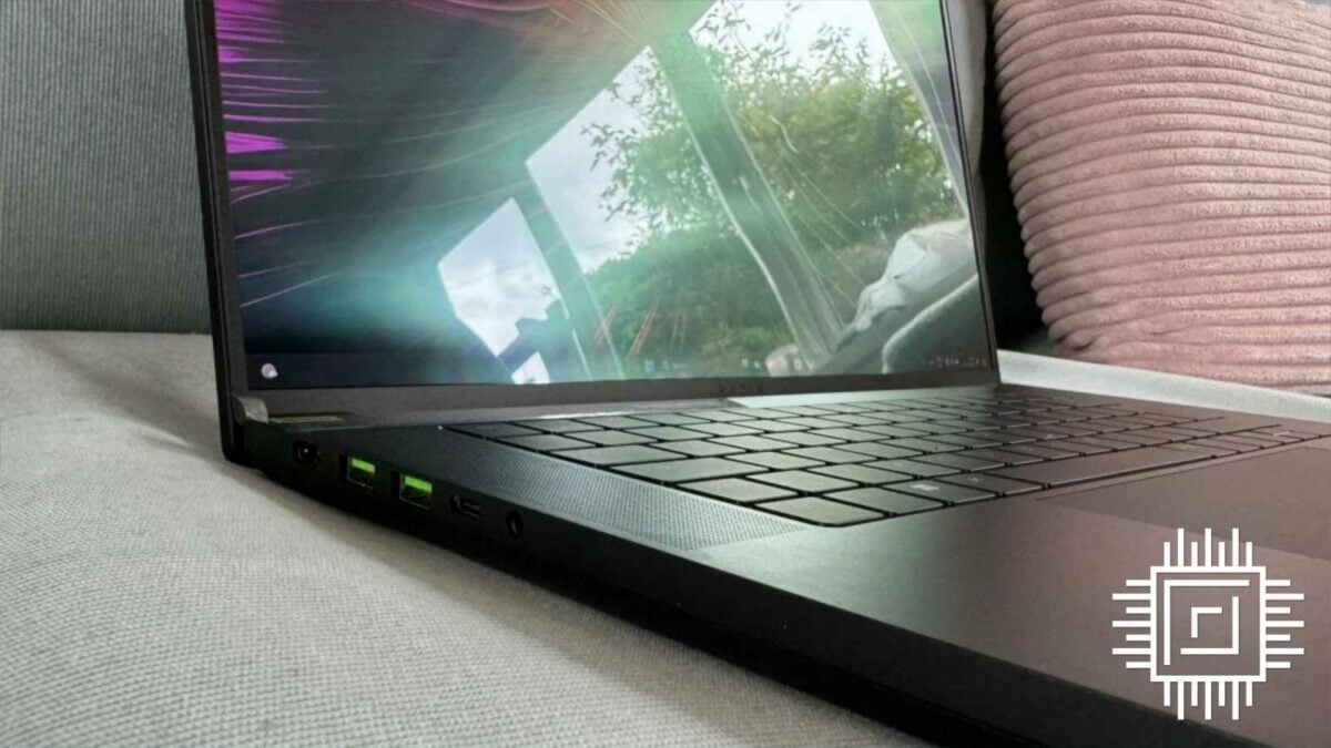 Razer Blade 16 (2024) left side inputs include two USB Type-A ports and an HDMI.