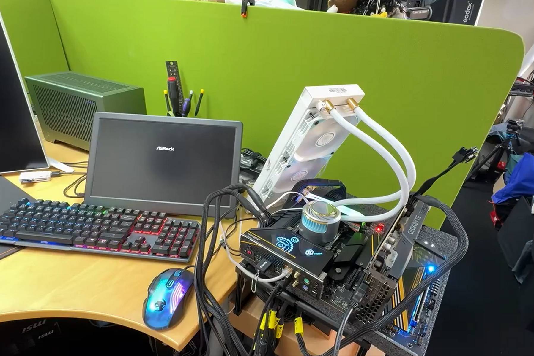 ASRock Z890 motherboard handles above 10,000MT/s RAM without a