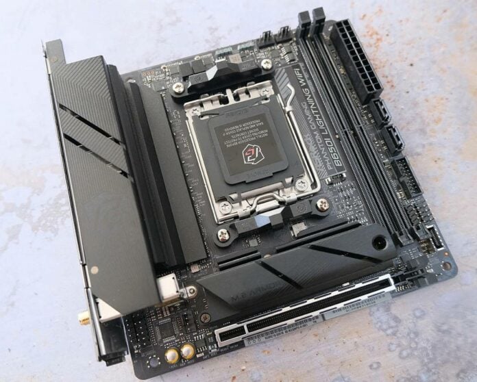 ASRock B650I Lightning.