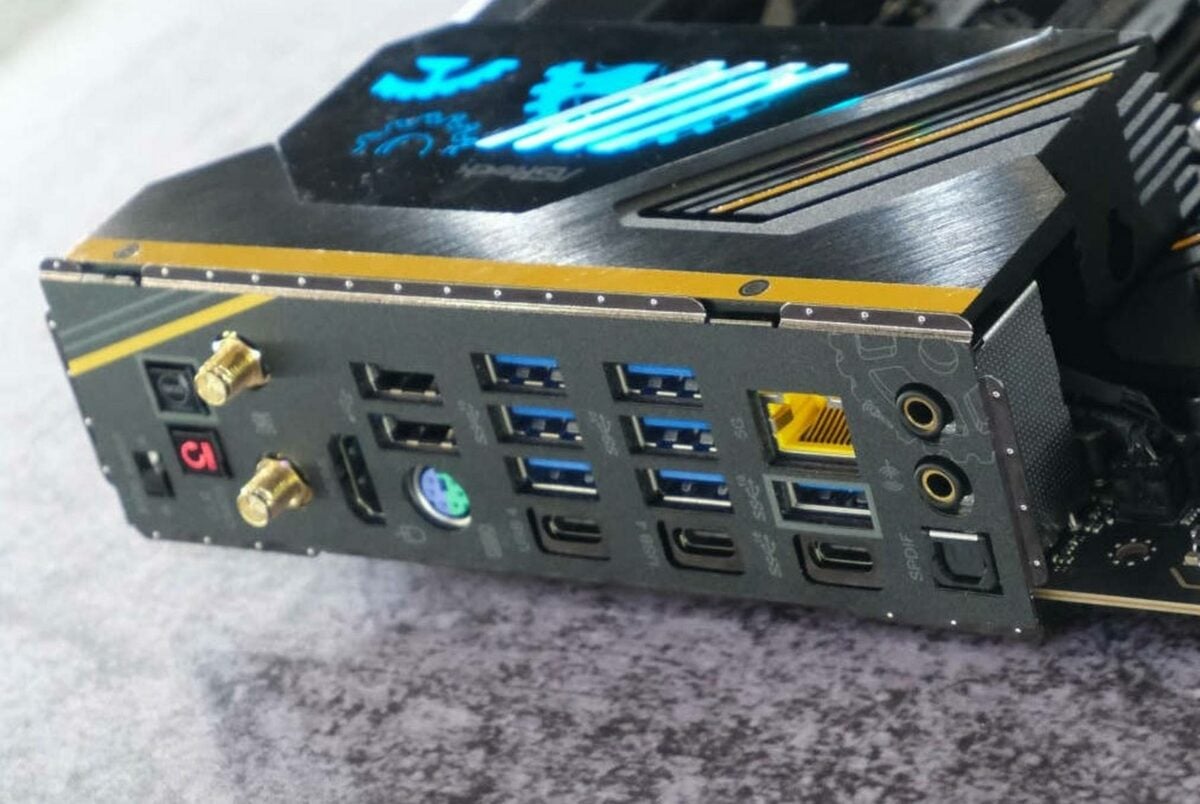 ASRock X870E Taichi OCF IO.