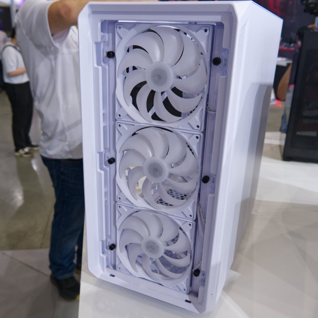 Endorfy ARX 700 White front fans.