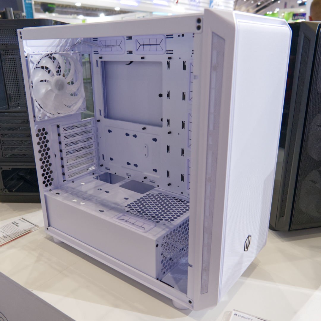 Endorfy ARX 700 White front and side.