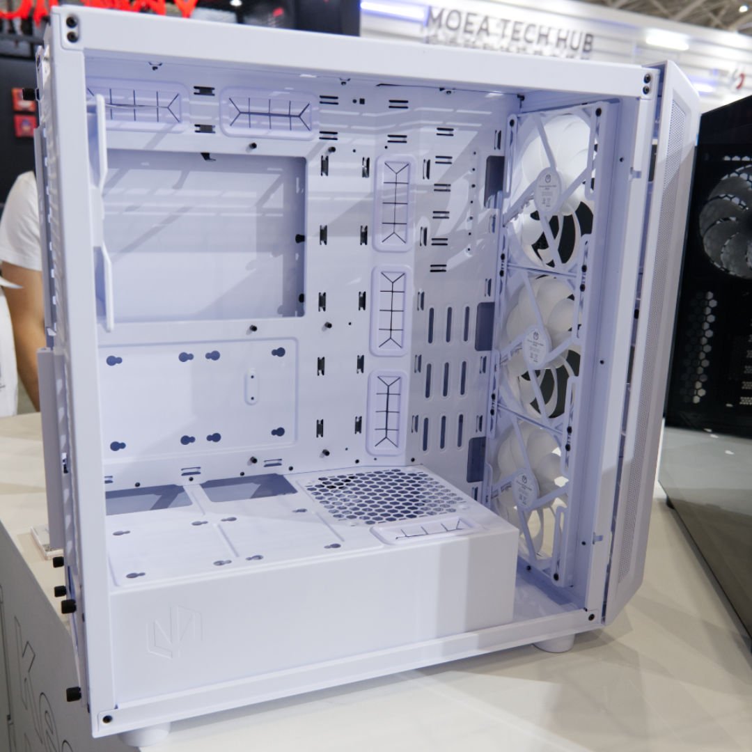 Endorfy ARX 700 White side.