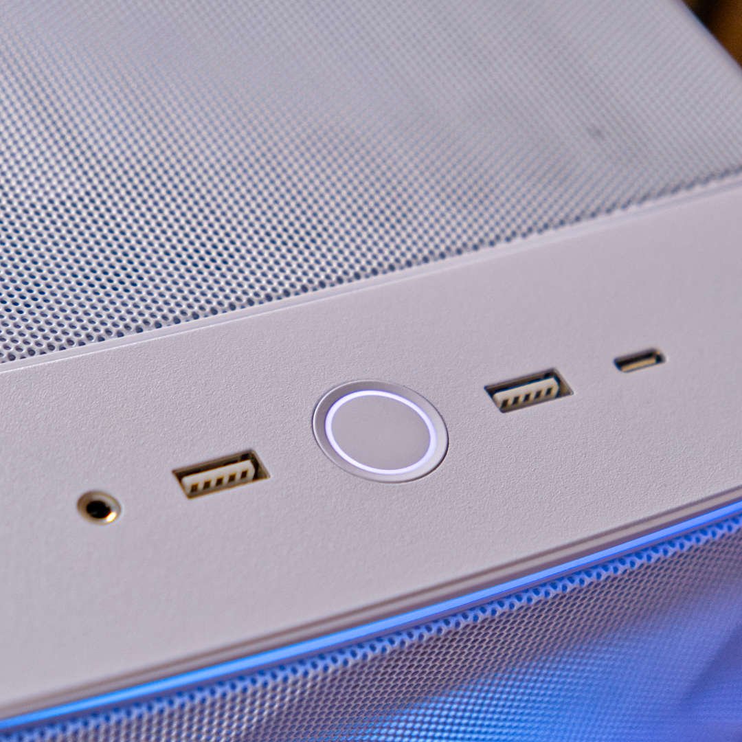 Fractal Design Meshify 3 XL Ambience Pro IO ports.