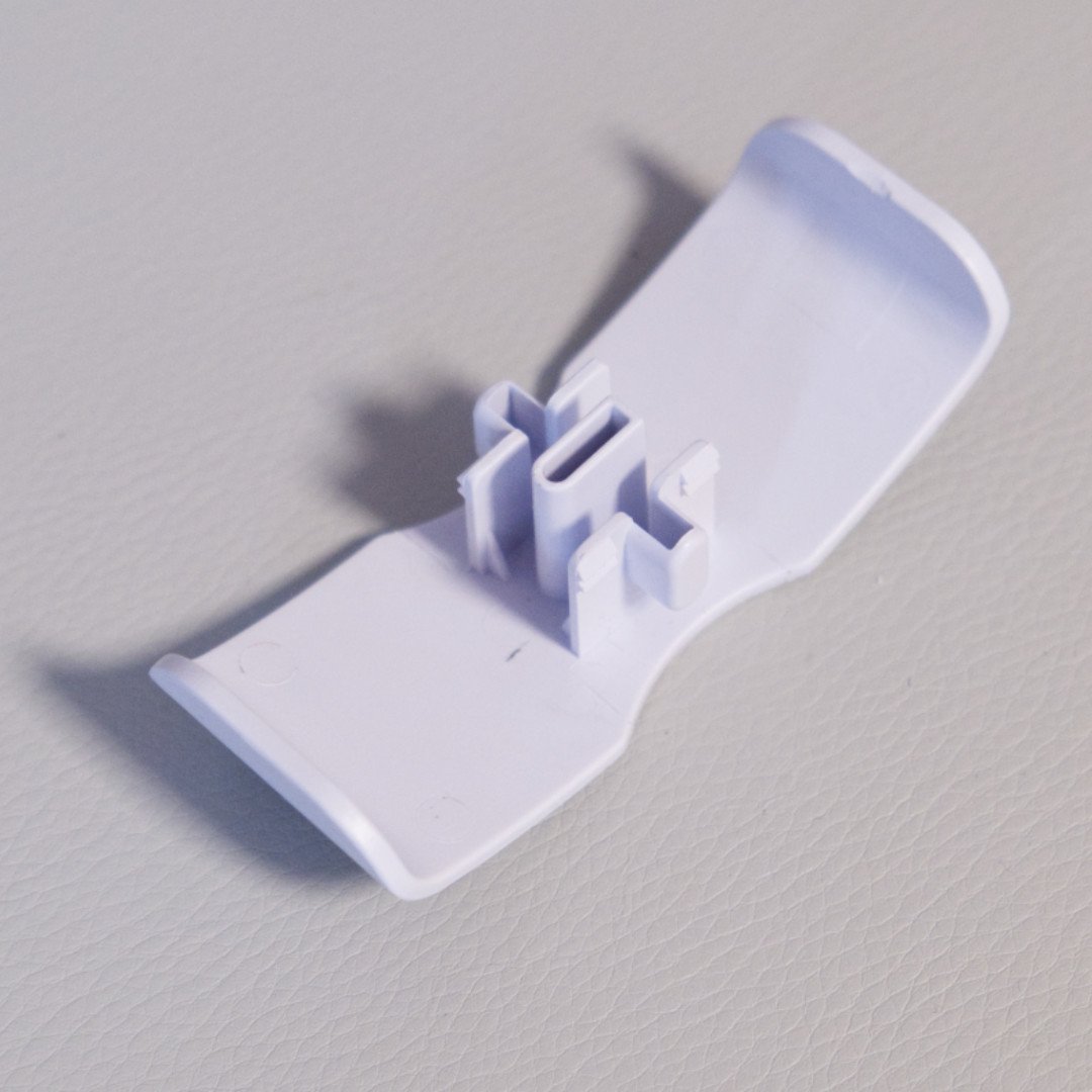 Fractal Design Meshify 3 XL Ambience Pro cable routing clip.