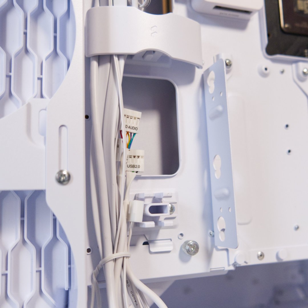 Fractal Design Meshify 3 XL Ambience Pro cable routing options.