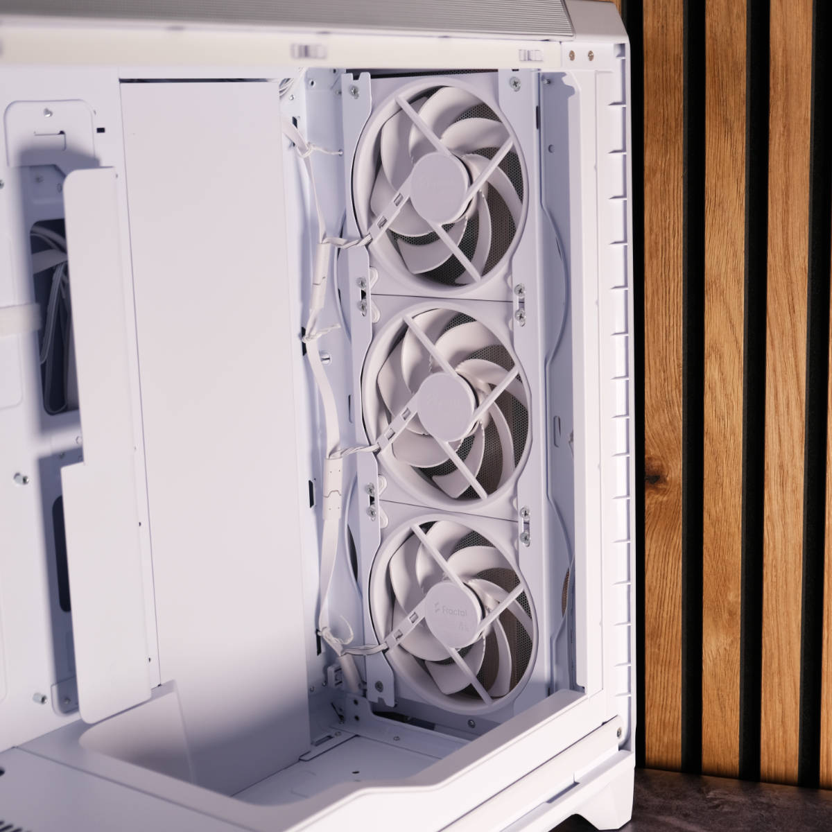 Fractal Design Meshify 3 XL Ambience Pro pre-installed Momentum 14 RGB fans.