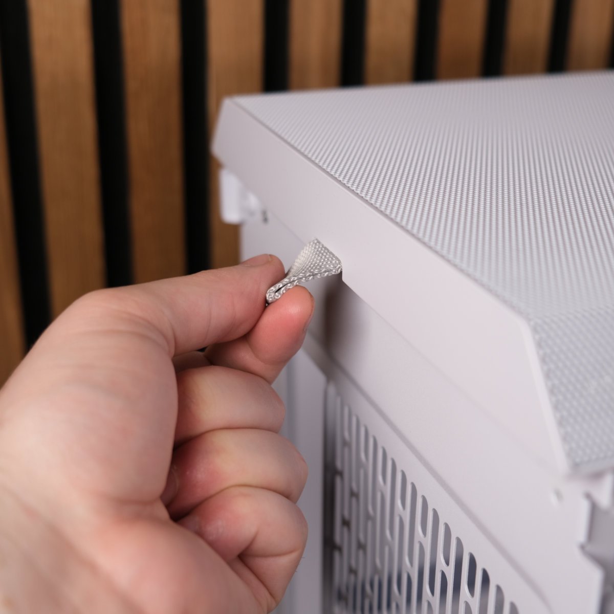 Fractal Design Meshify 3 XL Ambience Pro top panel pull tab.