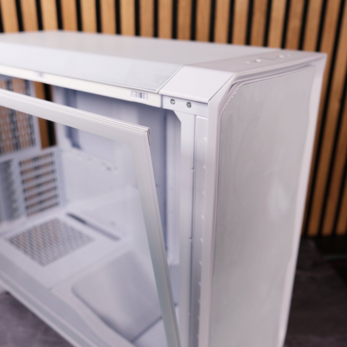 Fractal Design Meshify 3 XL Ambience Pro tempered glass panel removed.