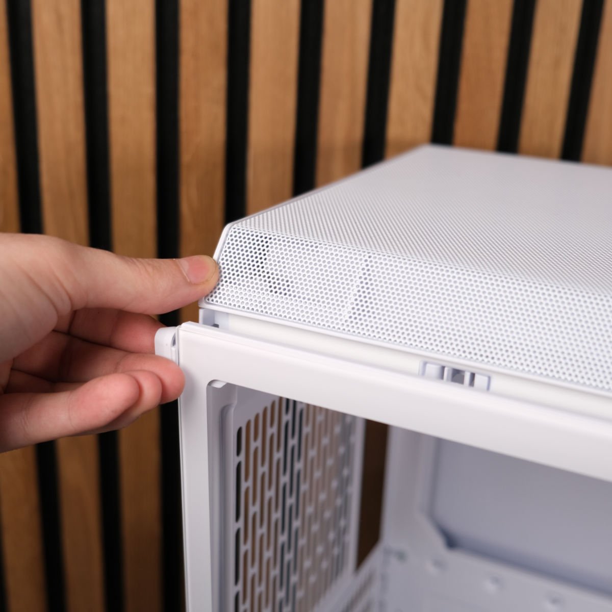Fractal Design Meshify 3 XL Ambience Pro push lock tempered glass panel.