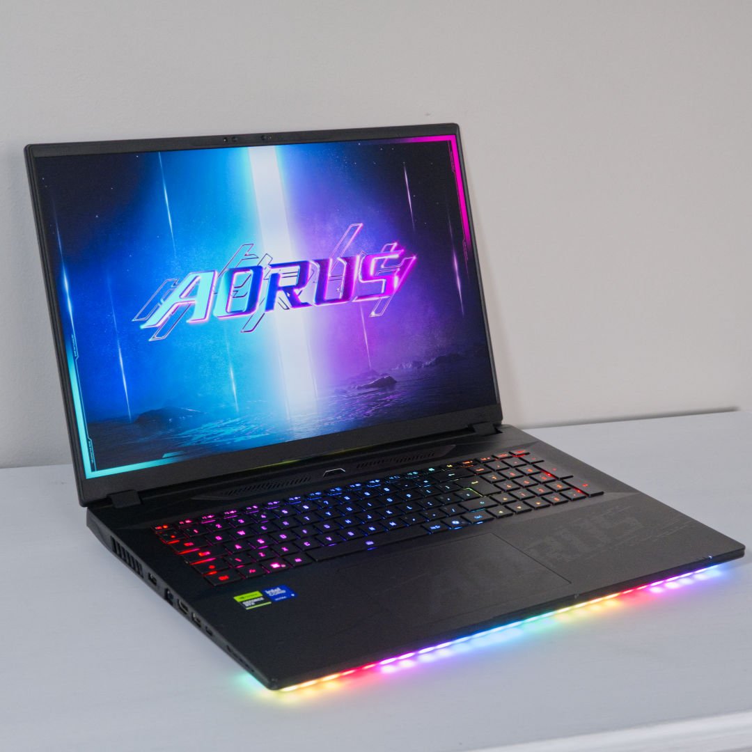 Gigabyte Aorus Master 18 AM8H gaming laptop on, facing to the right.