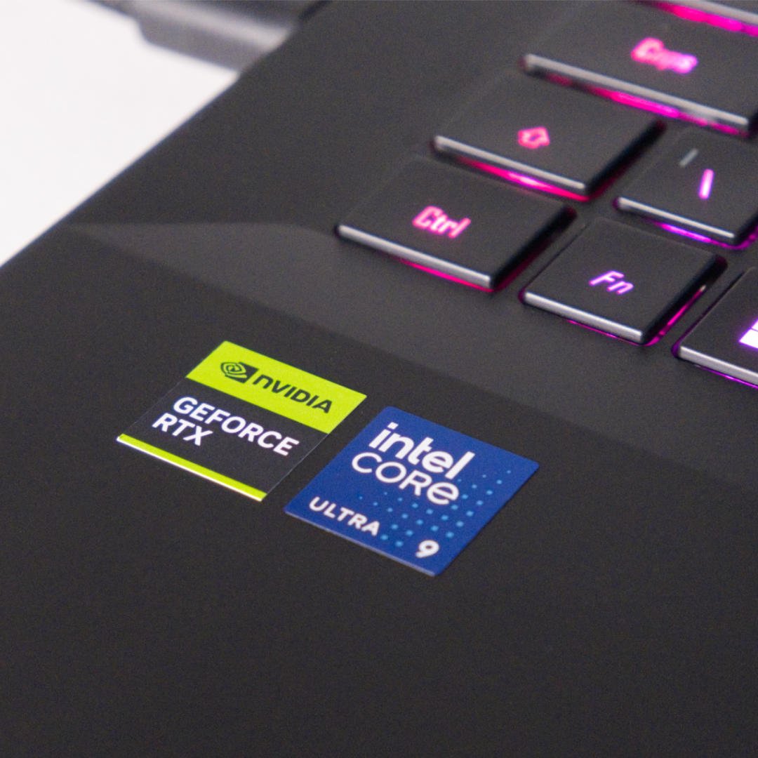 Gigabyte Aorus Master 18 AM8H Intel and Nvidia stickers.