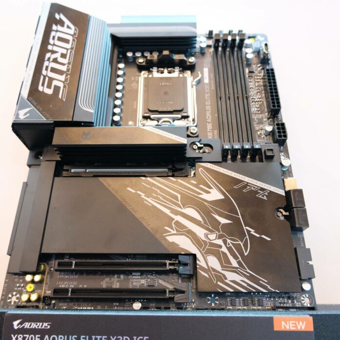 Carte Mère GIGABYTE X870 AORUS Elite X3D Ice - Socket AM5 (Ryzen 9000) - DDR5, PCIe 5.0, Wi-Fi 7, USB4
