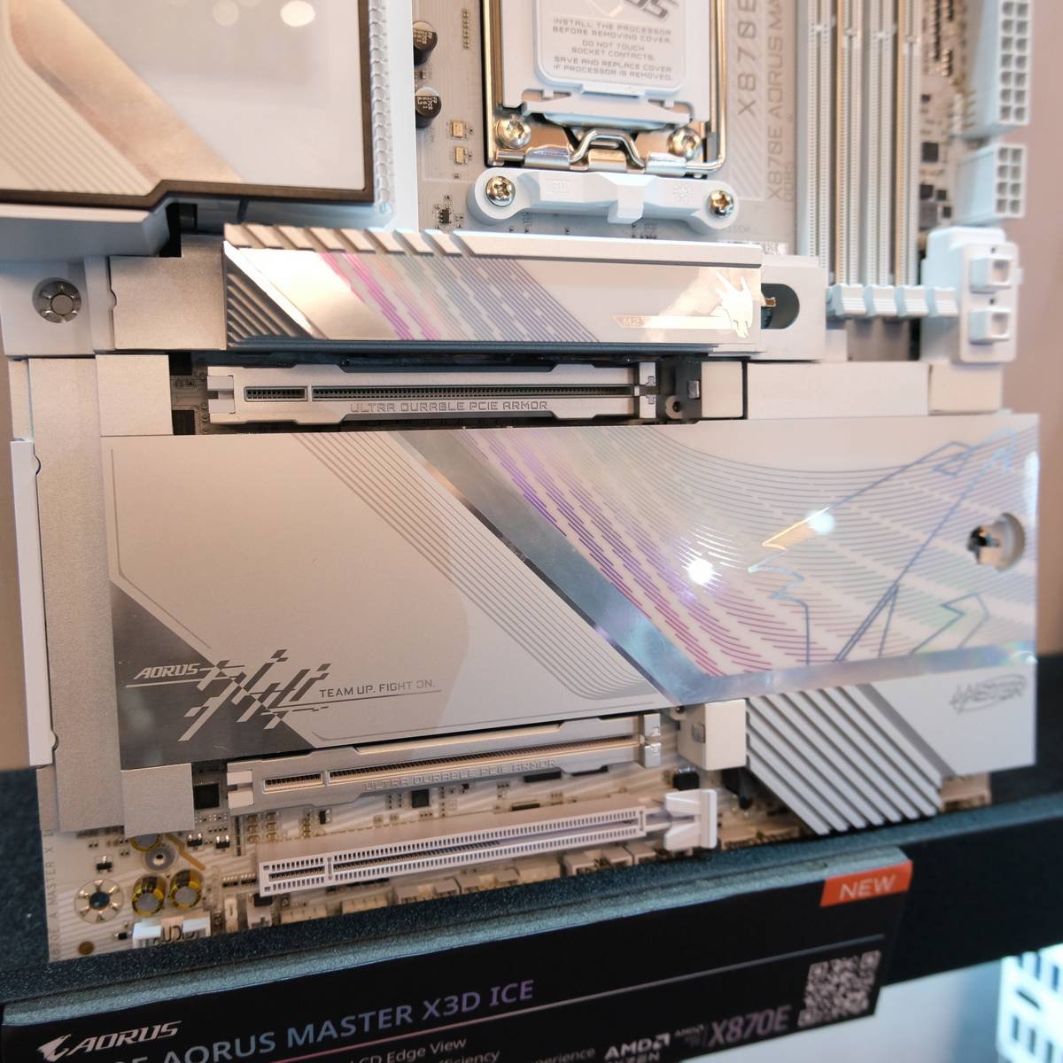 Gigabyte X870E Aorus Master X3D Ice PCIe.
