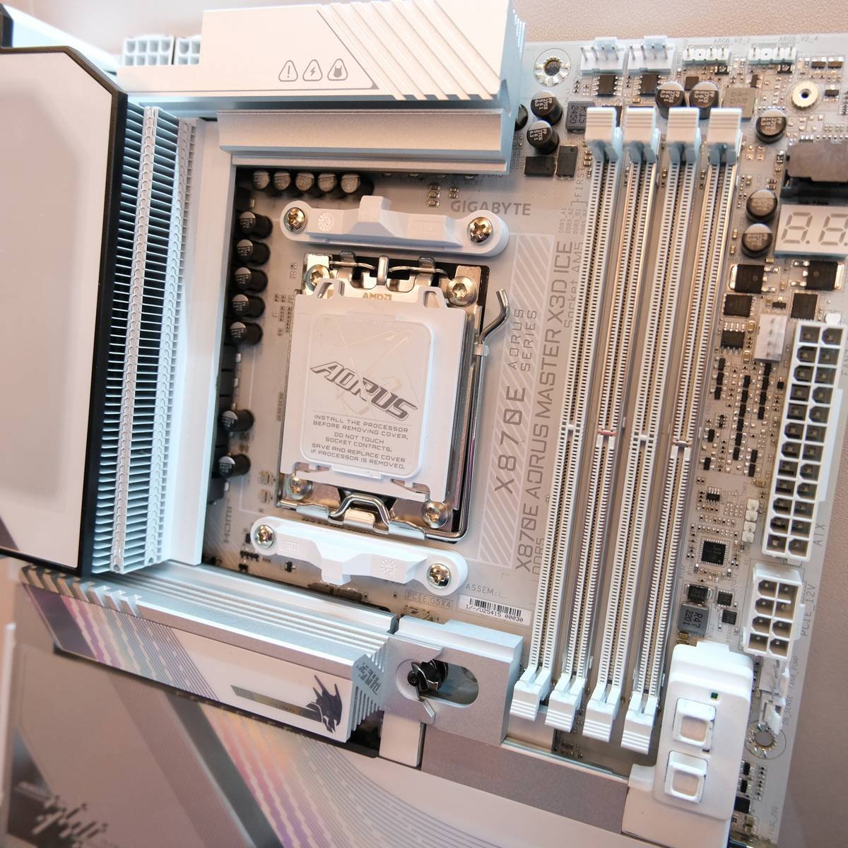 Gigabyte X870E Aorus Master X3D Ice socket.