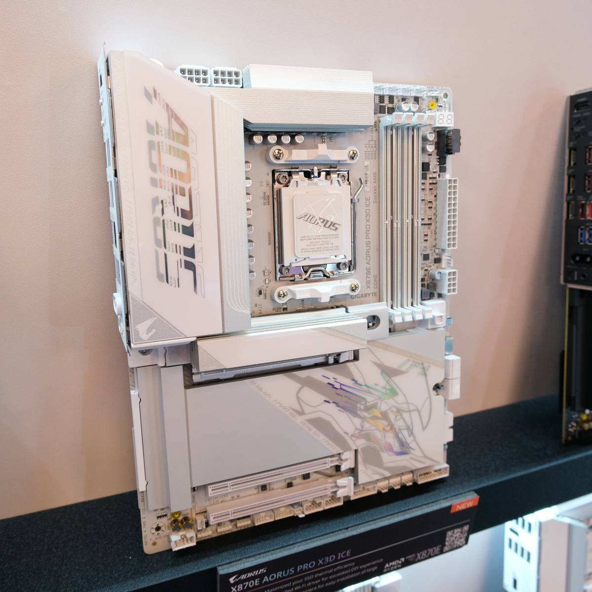 Gigabyte X870E Aorus Pro X3D Ice.