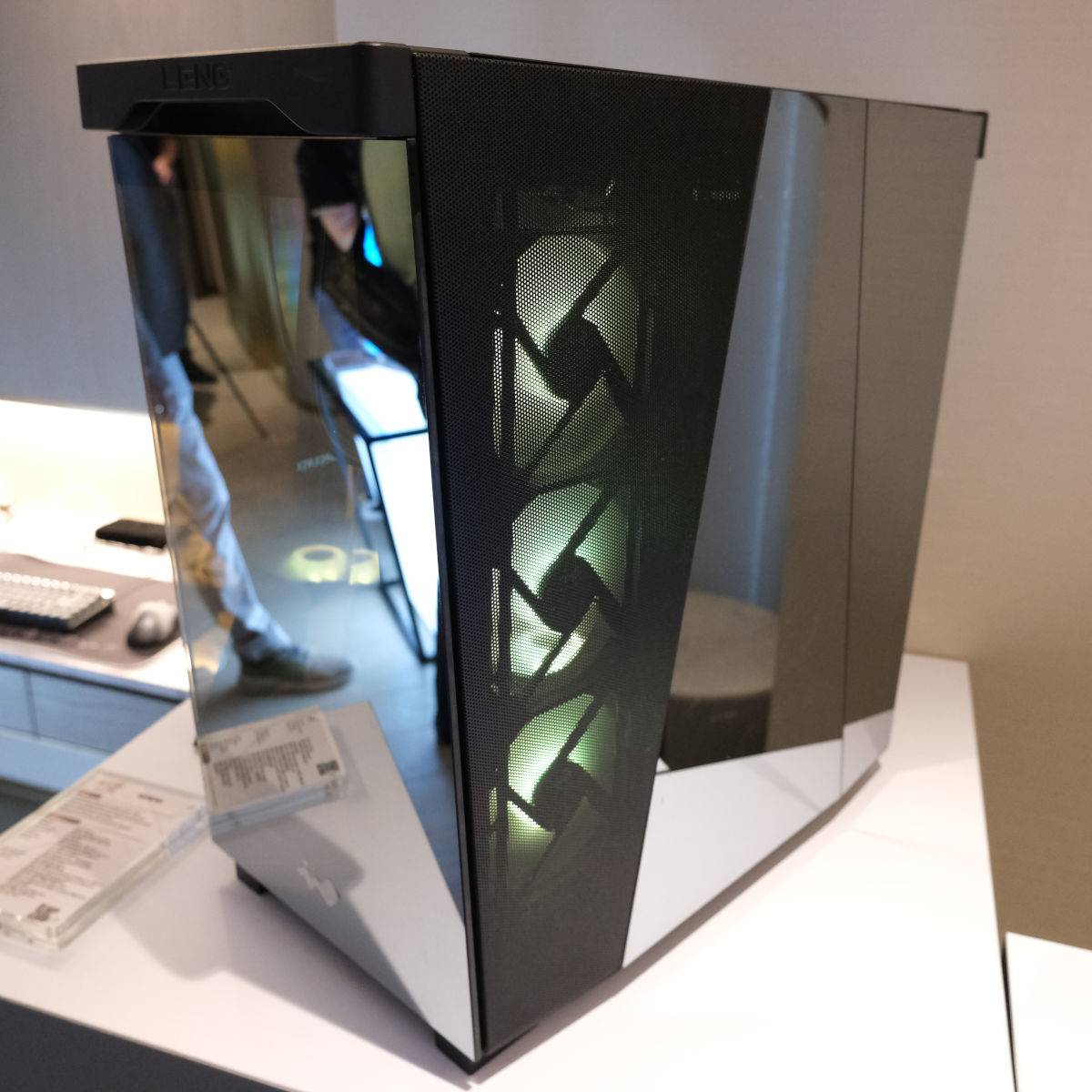 InWin Wiew side.