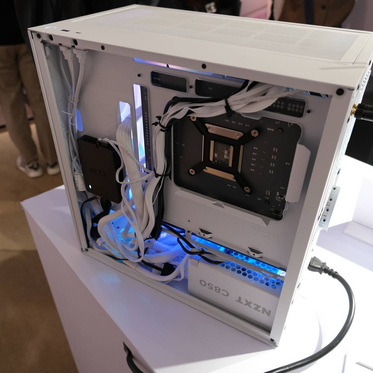 NZXT H3 Flow cable management.
