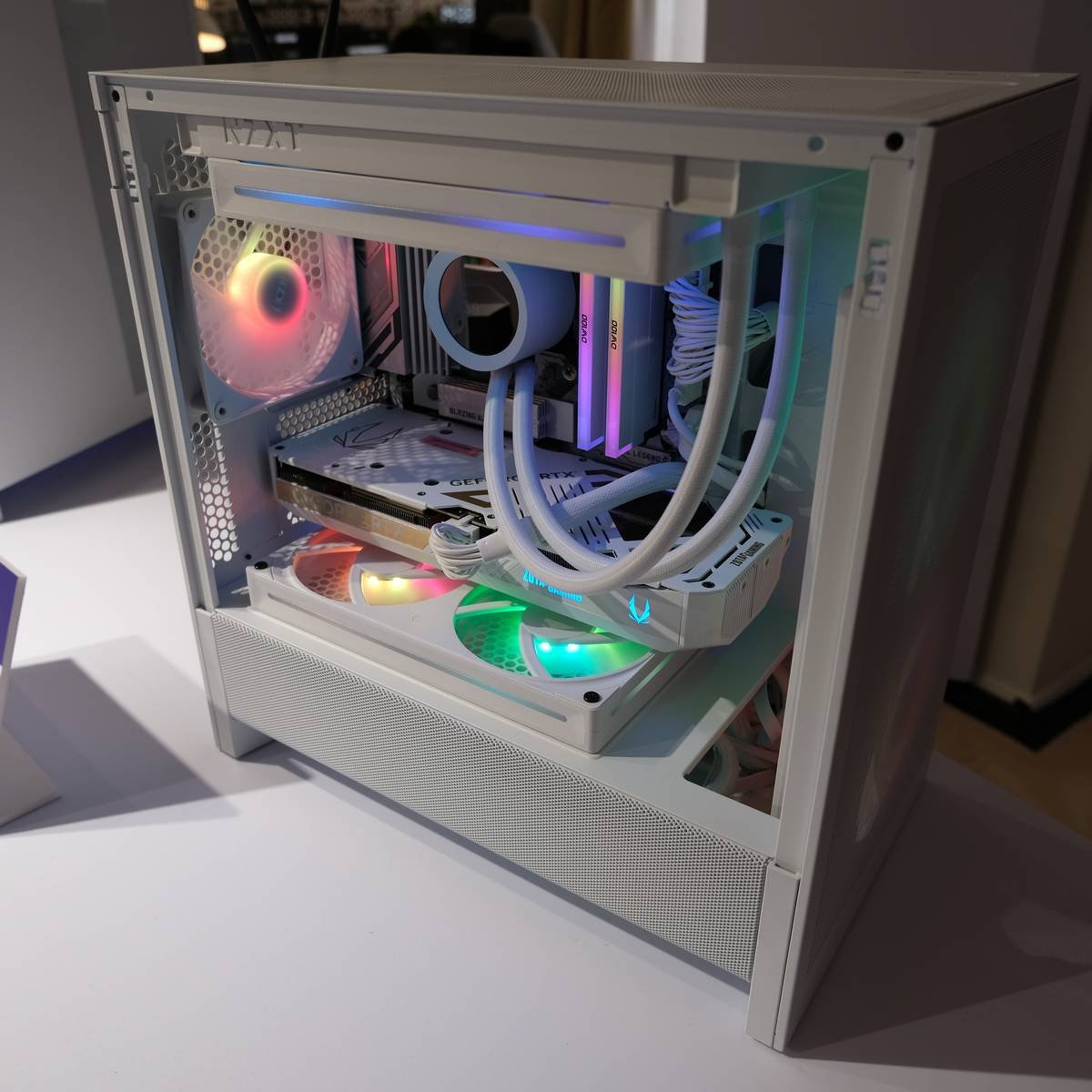 NZXT H3 Flow side.