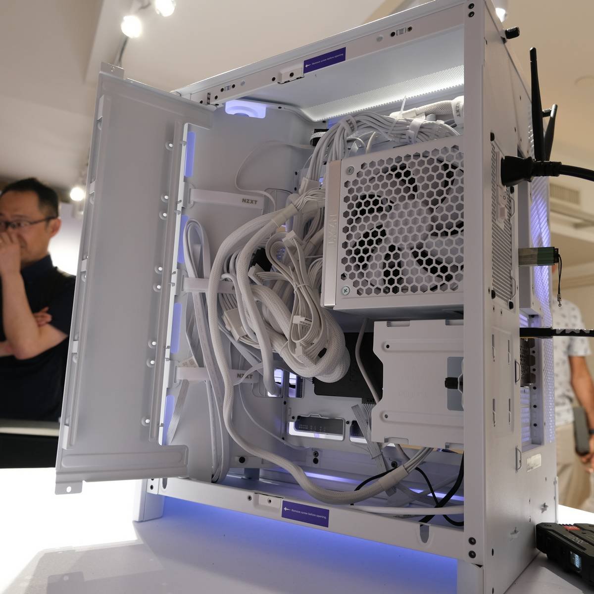 NZXT H9 Flow cable management.