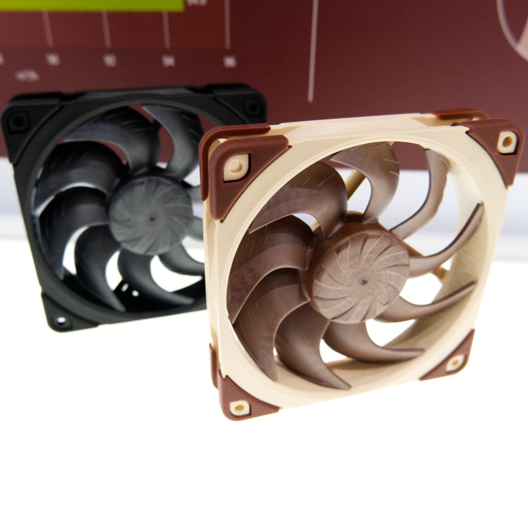 Noctua NF-A14x25 G2 chromax.black fan on the left, NF-A12x25 G2 fan on the right.
