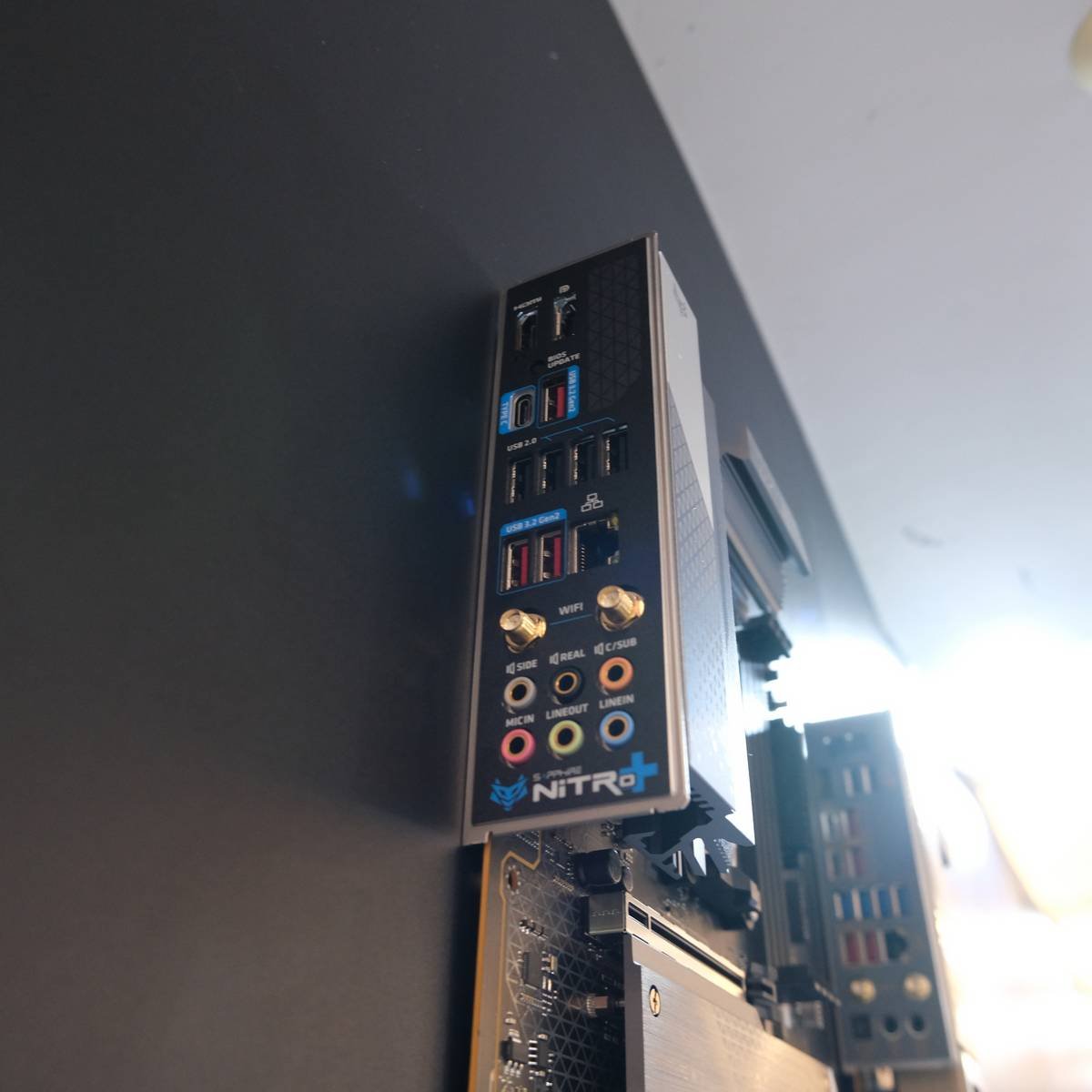 Nitro+ B850A WiFi MB IO.