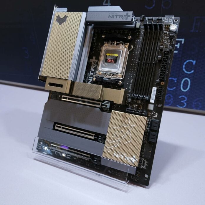 Sapphire Nitro+ X870EA WiFi PhantomLink.