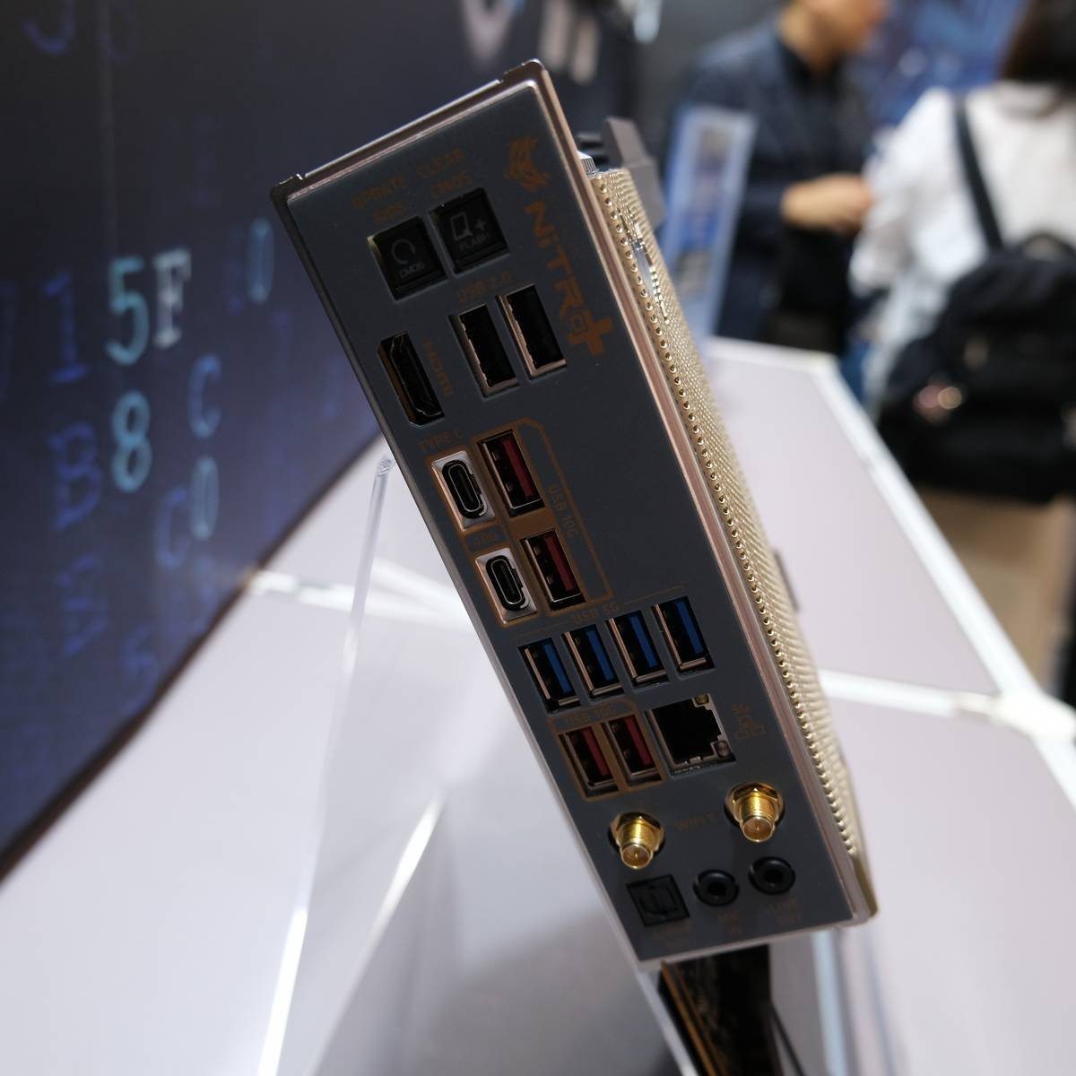 Sapphire Nitro+ X870EA WiFi PhantomLink IO.