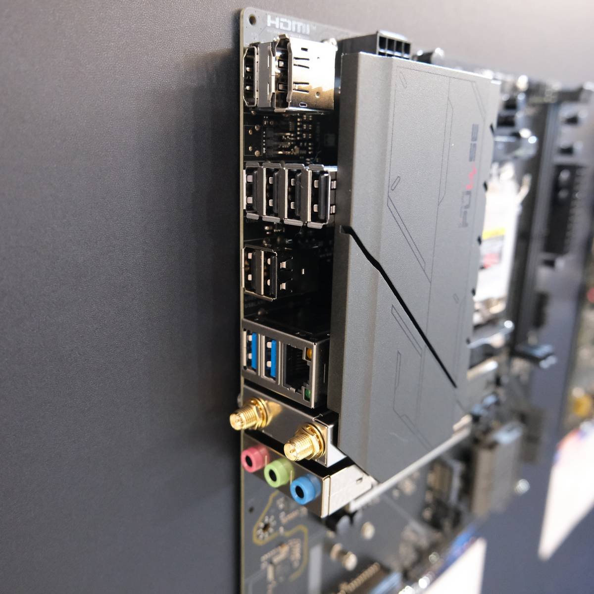 Pulse B650M WiFi MB IO.