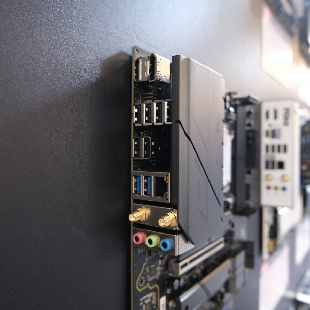 Pulse B850MP WiFi MB IO.