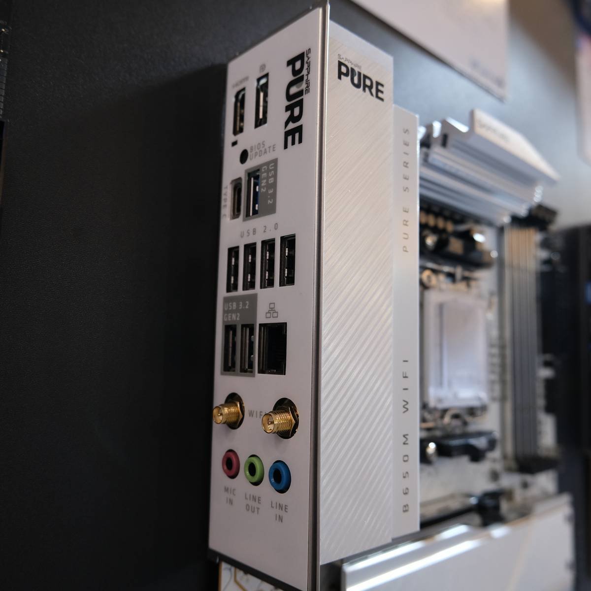 Pure B650M WiFi MB IO.