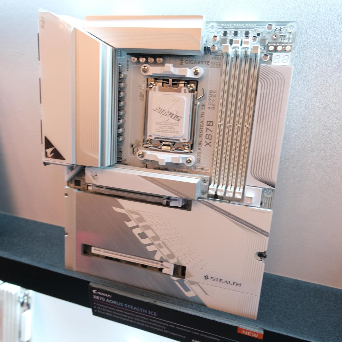Gigabyte Aorus X870 Aorus Stealth Ice front.