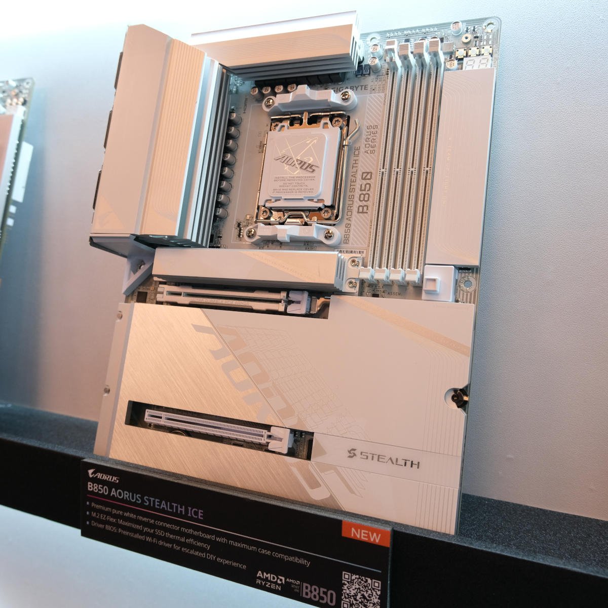 Gigabyte Aorus B850 Aorus Stealth Ice Front #2.