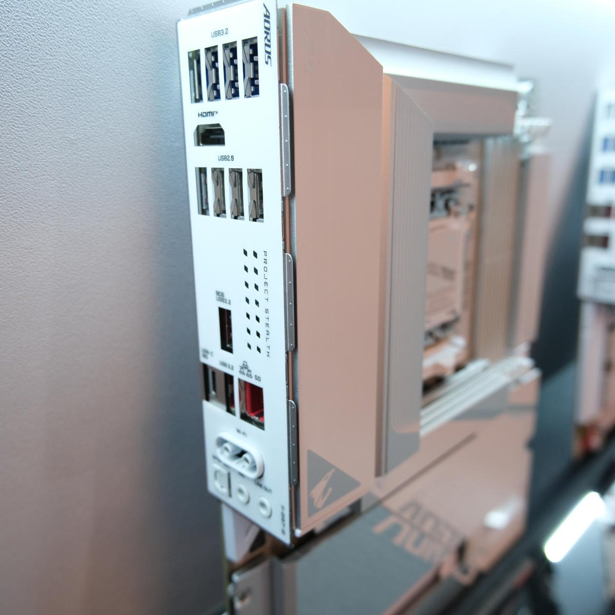 Gigabyte Aorus B850 Aorus Stealth Ice Rear I/O.