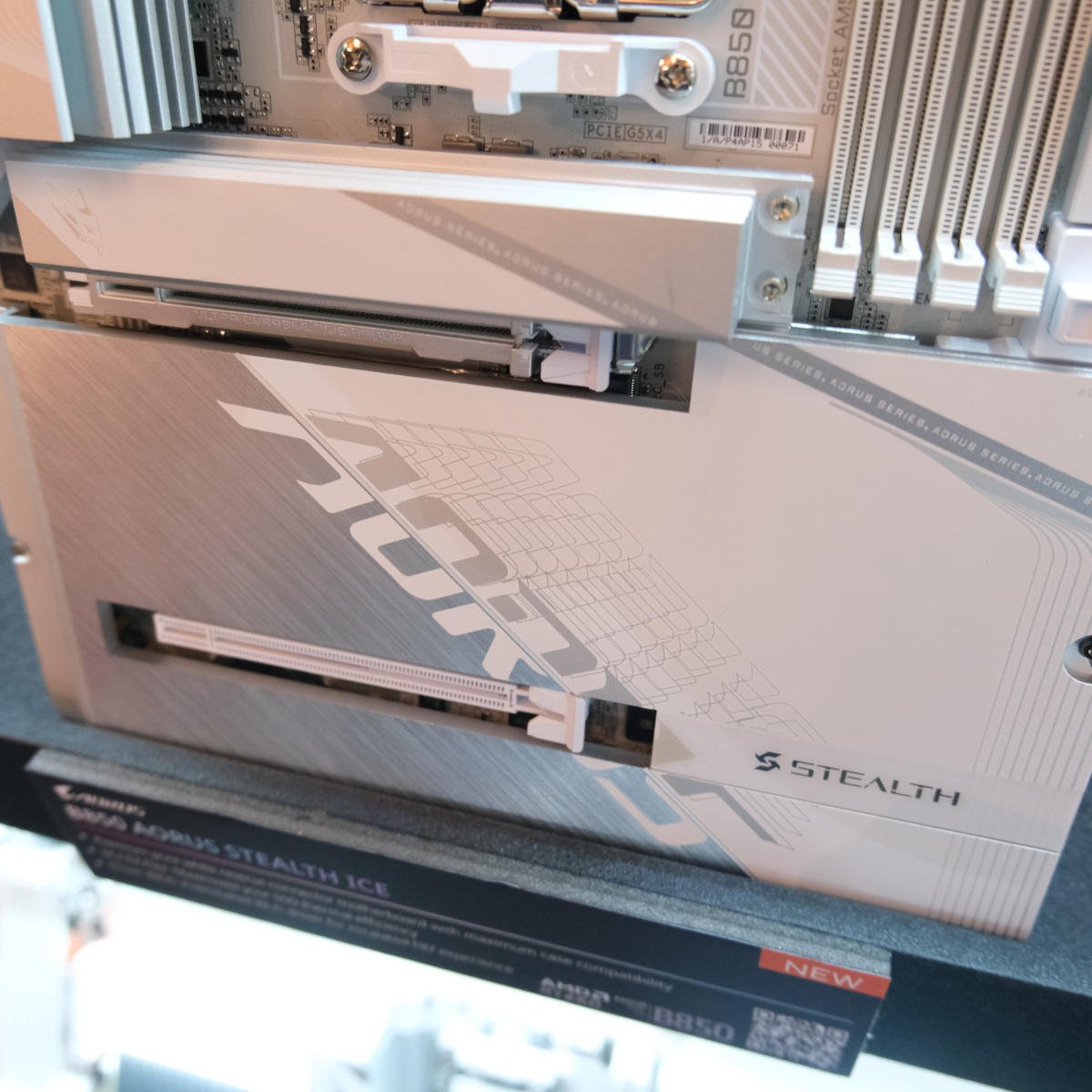 Gigabyte Aorus B850 Aorus Stealth Ice Heatsink.