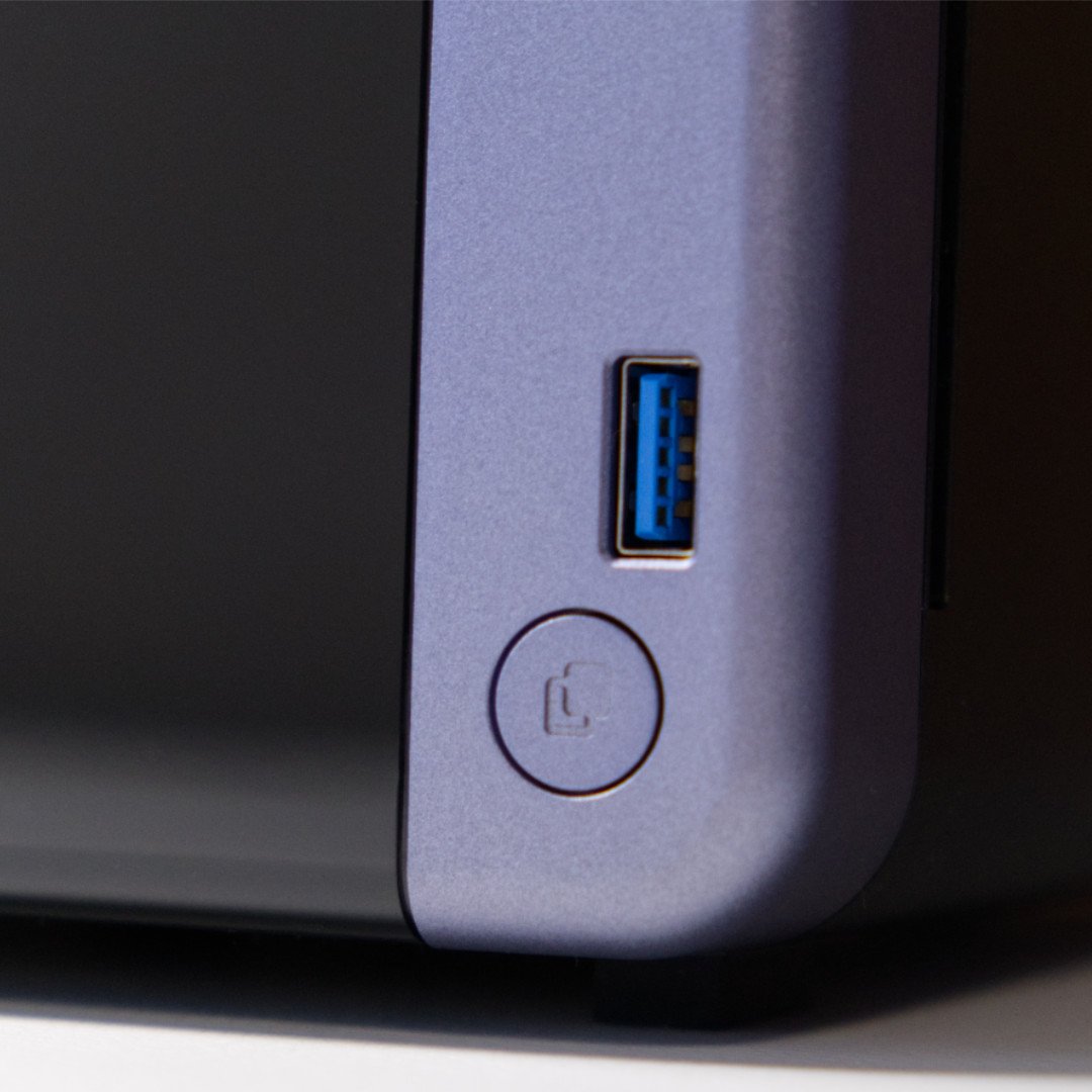 QNAP TS-432X front USB.