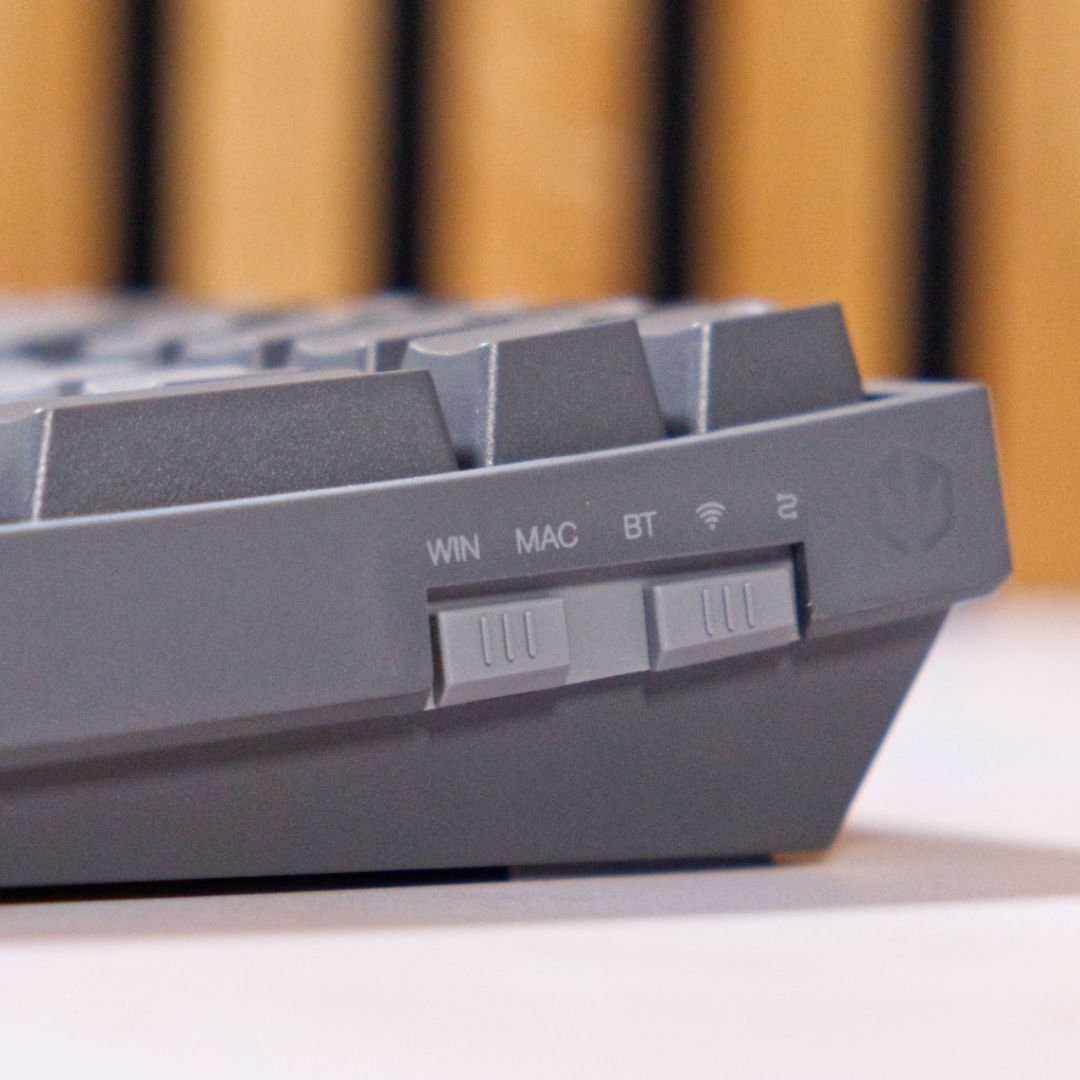 Right side of Celeris 1800 gaming keyboard with a close-up on the connectivity switch.