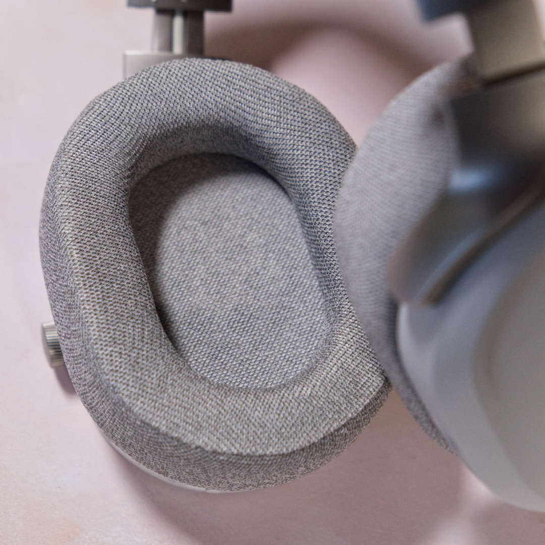 Fractal Design Scape fabric ear cup.